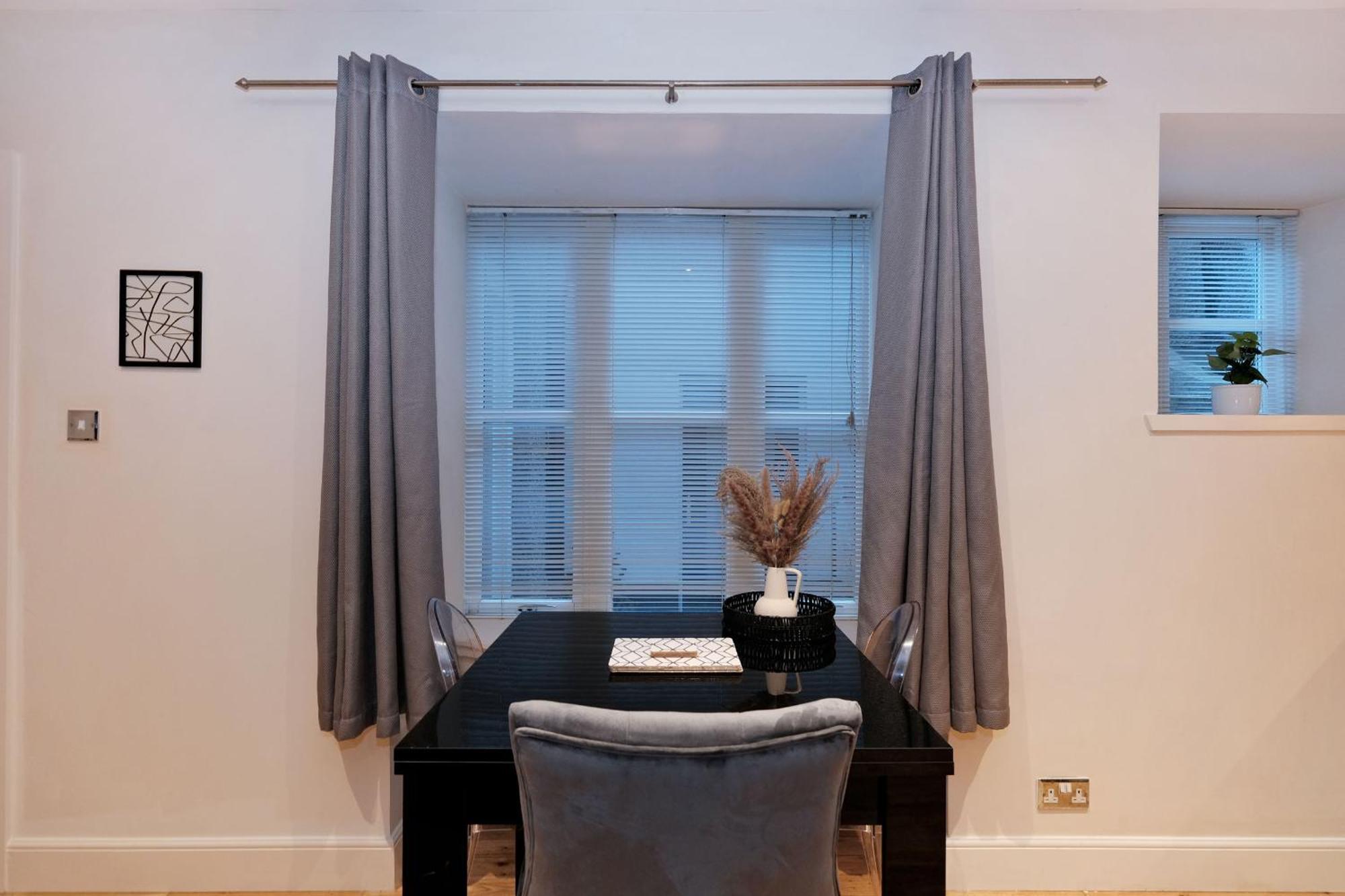 One Of A Kind Historic 3 Bedroom Apartment แอเบอร์ดีน ภายนอก รูปภาพ