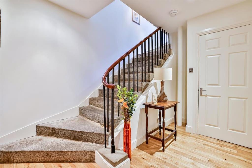 One Of A Kind Historic 3 Bedroom Apartment แอเบอร์ดีน ภายนอก รูปภาพ